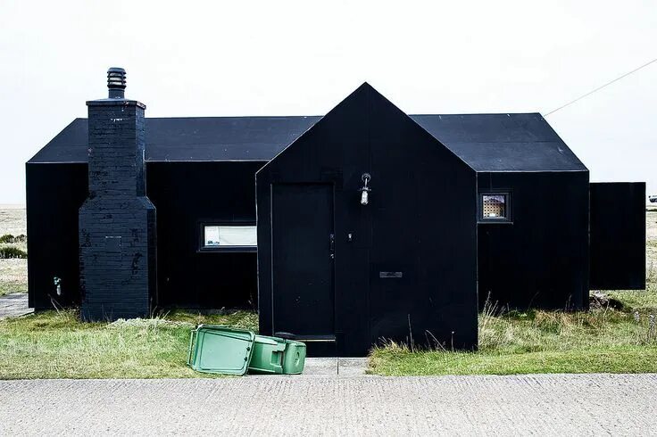 Как выглядит черный дом Pin on evil post Gothic house, Goth houses, Black houses