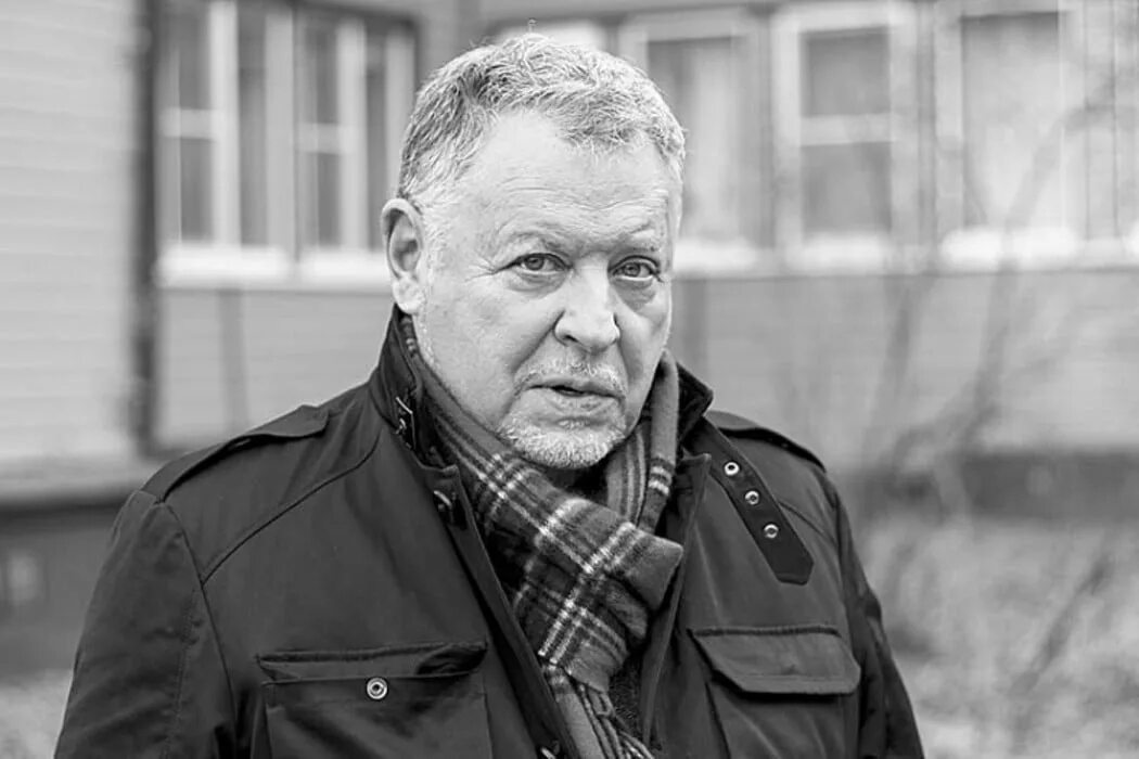 Волгин журфак мгу. Бисер волгин. Игра в бисер с игорем волгиным последний выпуск. Чёрный бисер в пакетике. Волгин писатель.