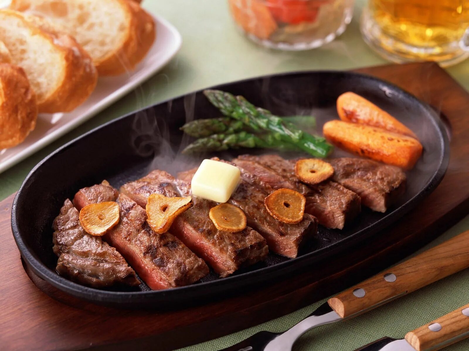 Блюдо из нескольких блюд. Жареное мясо. красивые блюда. красивые мясные блюда. горячие мясные блюда.