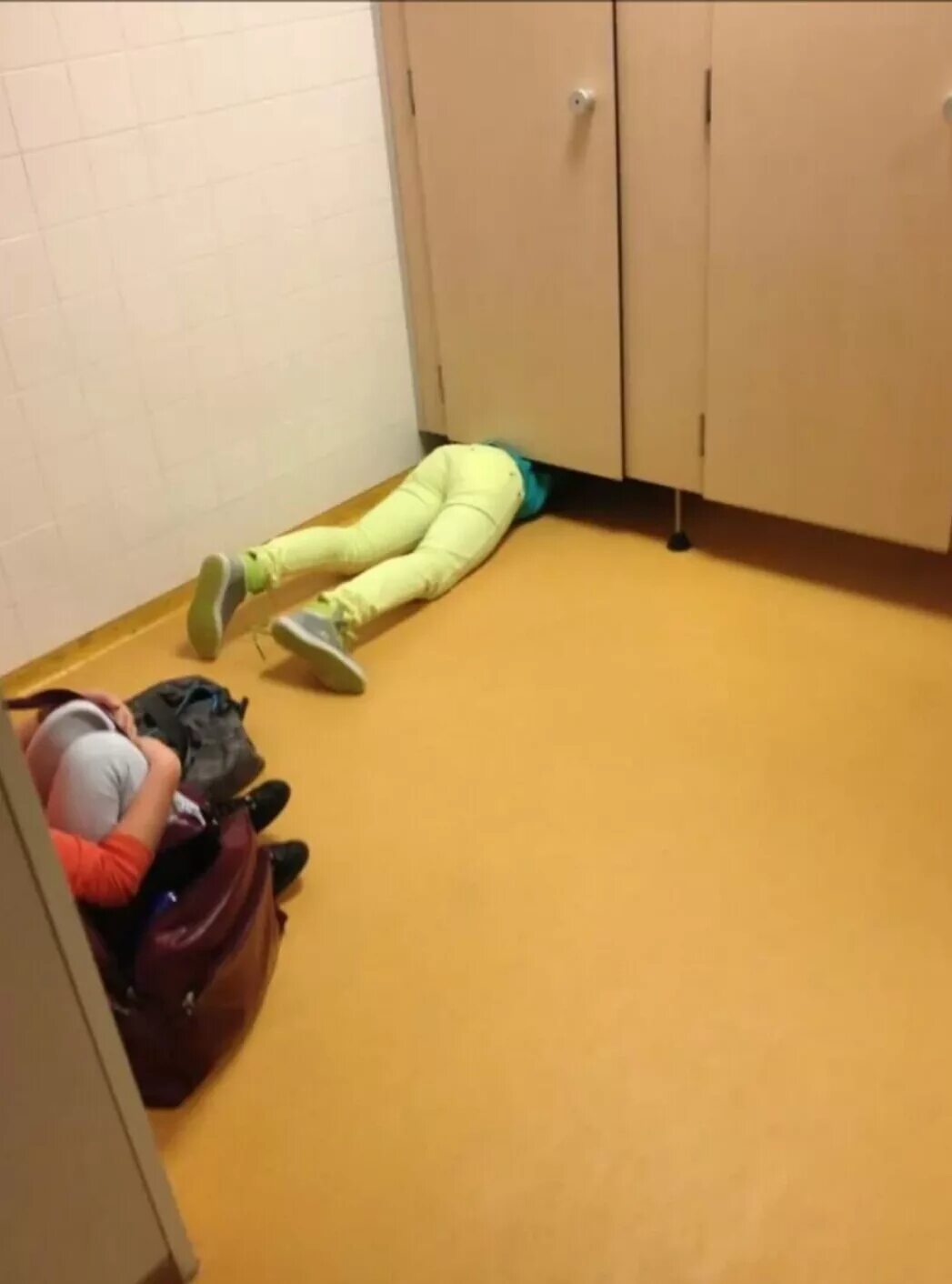 Девушка застряла в заборе. Голова застряла в трубе. Голова застряла в заборе. Трехлетняя девочка. Девушка застряла головой в заборе.