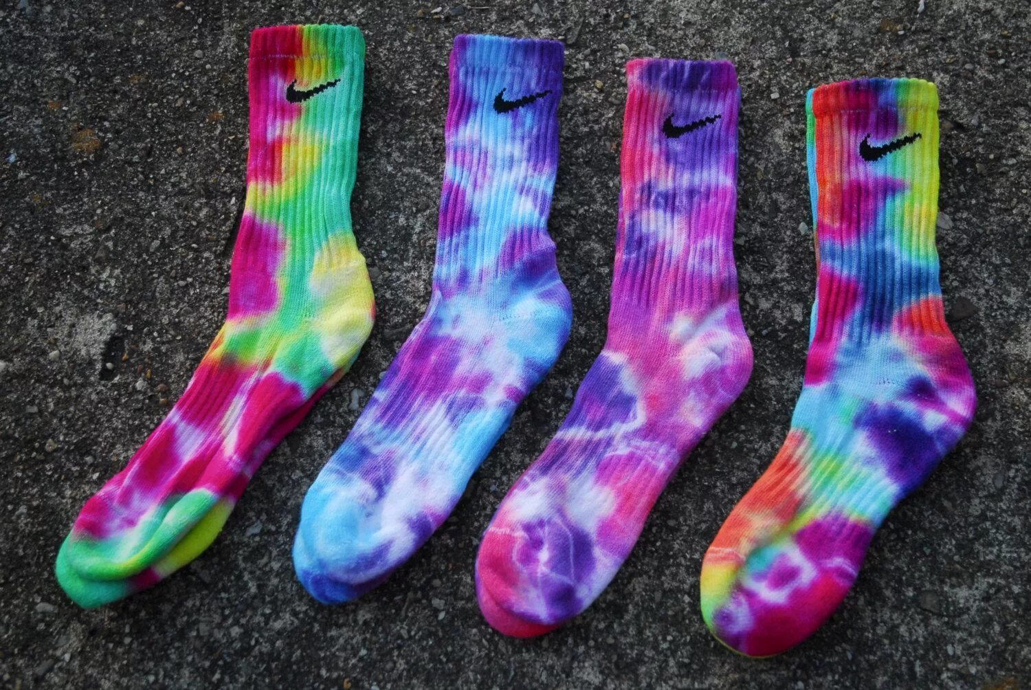 Дай носочек. Носки Nike Tie Dye. Nike Tie Dye Socks. Nike Lab носки. Носки найк кастом.