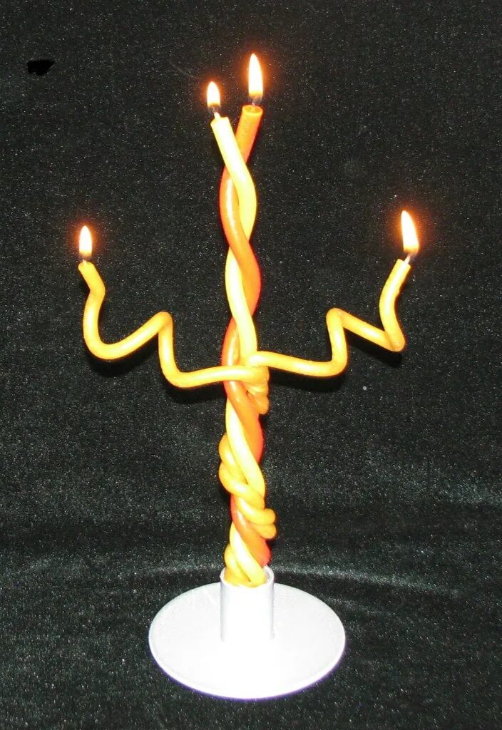 три церковные свечи. скрученные свечи. свитые свечи. церковные свечи. церковная свеча крученая.