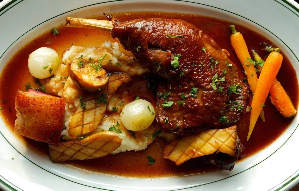 Классический рецепт ру. Петух или цыпленок в вине — coq au VIN. Французская кухня петух в вине. Традиционные блюда Франции. Цыпленок тушеный в вине.