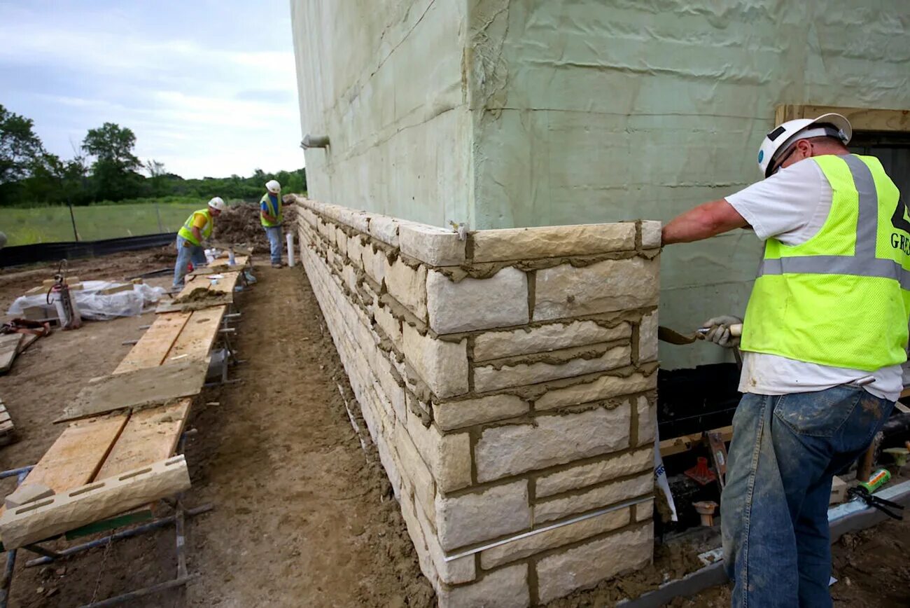 Укладка камня на цоколь. Установка искусственного камня. Укладка искусственного камня на стену. Установка искусственного камня. Искусственный камень из гипса.