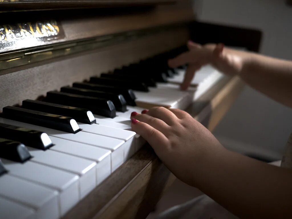 Пианино играть больше. Фортепиано. Фортепиано Эстетика. Игра на фортепьяно. Игра на фортепиано картинки.