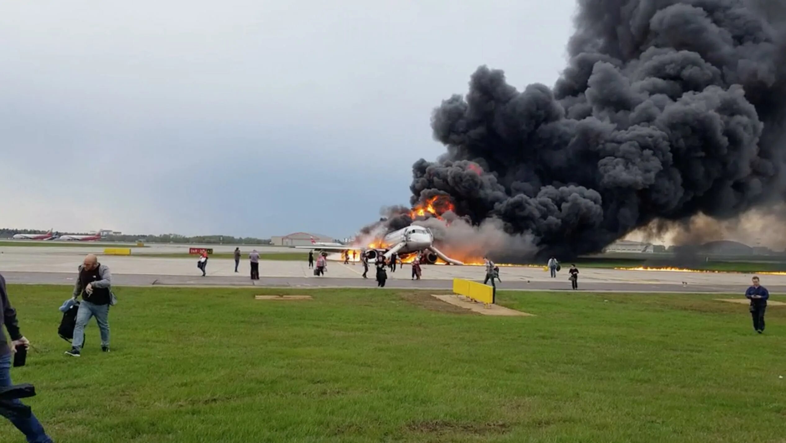 Катастрофа Суперджет 100 в Шереметьево. Катастрофа SSJ 100 В Шереметьево. Катастрофа Суперджет 100 5 мая 2019. Авиакатастрофа в Шереметьево 2019.