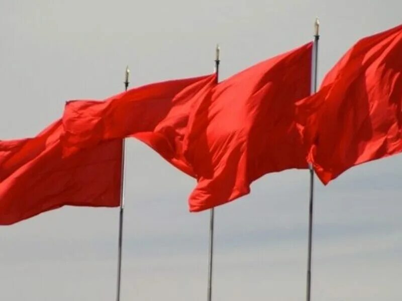 Флаг красный. Красный флаг независимости. Красные флаги ф1. Красный флаг университета. Красные флажки