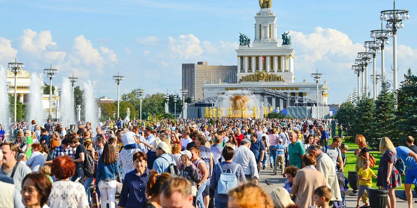 Вднх движение первых. Вднх 2025. вднх день города. москва люди. вднх много людей.
