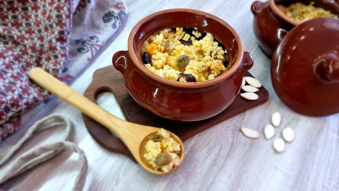 Рассыпчатая пшенная каша в горшочке. Рассыпчатая пшенная каша в горшочке. Каша вязкая с тыквой. Пшенка с тыквой в горшочке. Пшенная каша в горшочке.