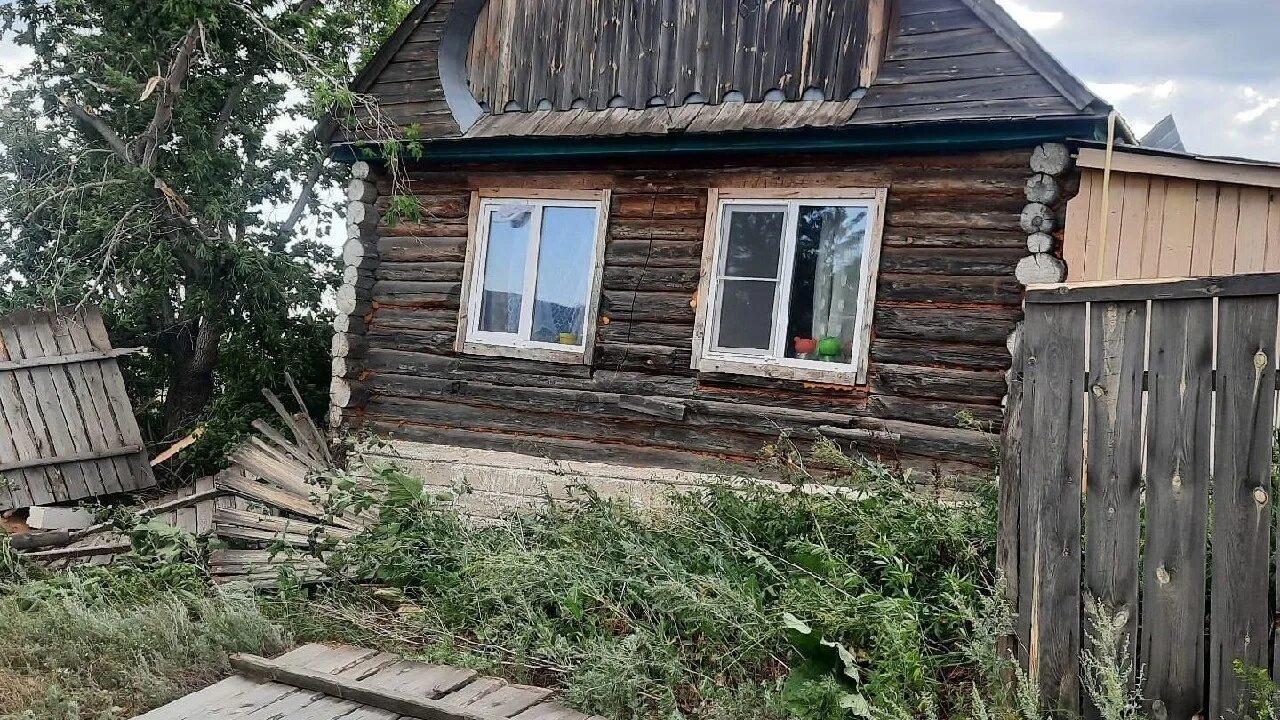 Смерч в башкирии видео. Смерч в Башкирии. Забор Башкирский. Забор дом художника Казань.