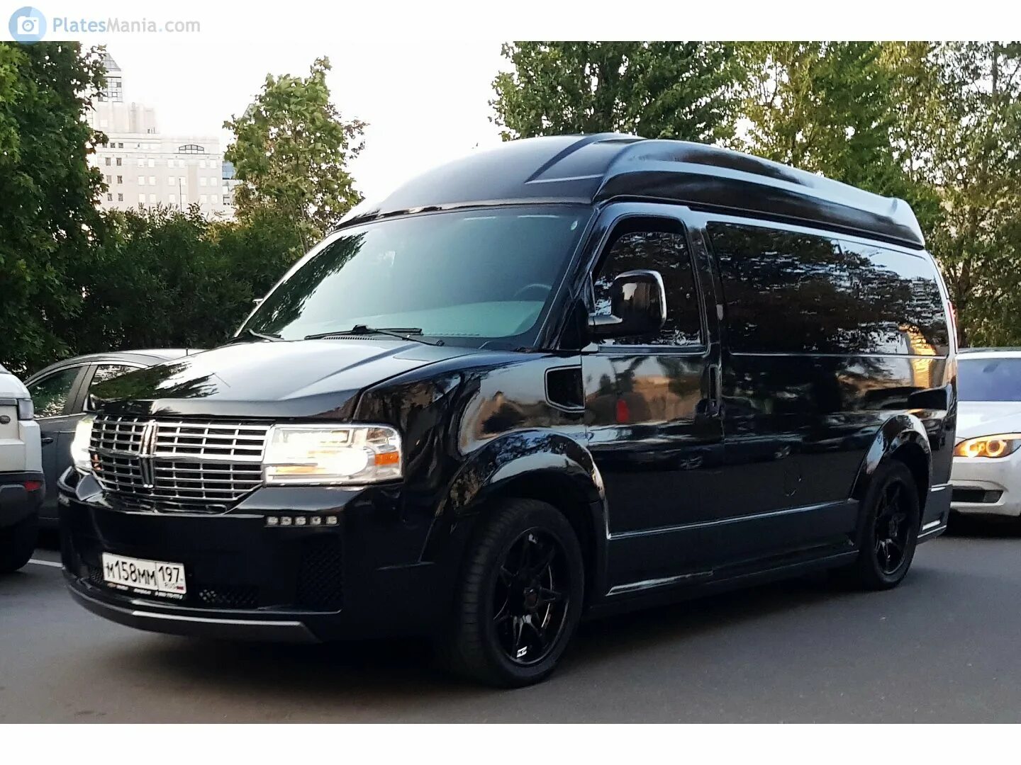 Купить новый шевроле спб. Chevrolet Express Escalade. Chevrolet Express Cadillac. Chevrolet Express 2021 Cadillac. Chevrolet Express 2017.