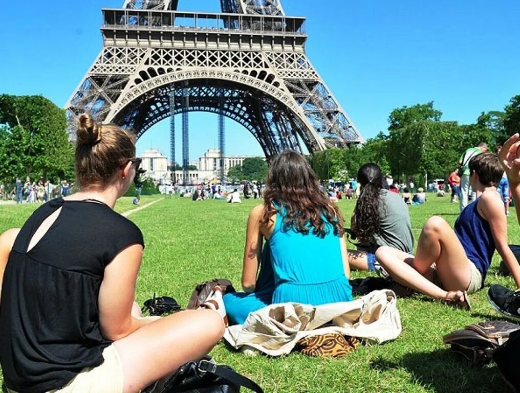 Сколько живет во франции. Франция люди. Туристы во Франции. Франция и французы. Французы люди.