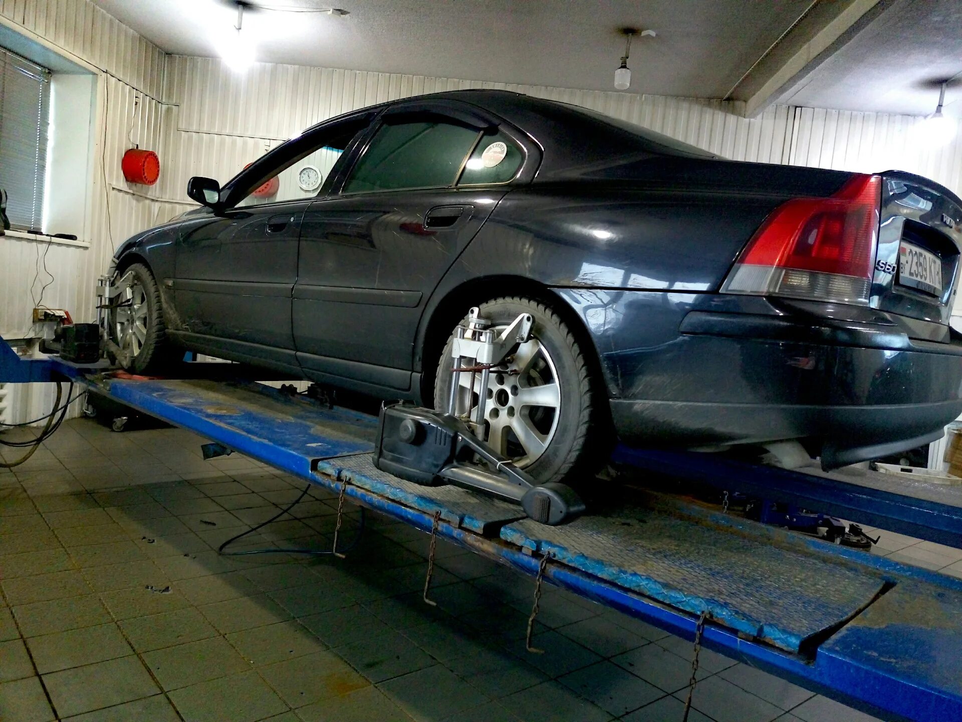 Делать развал замене амортизаторов. Сход развал на вольво s60. volvo s80 развал схождение. volvo s60 на подъёмнике. вольво s60 схождение.