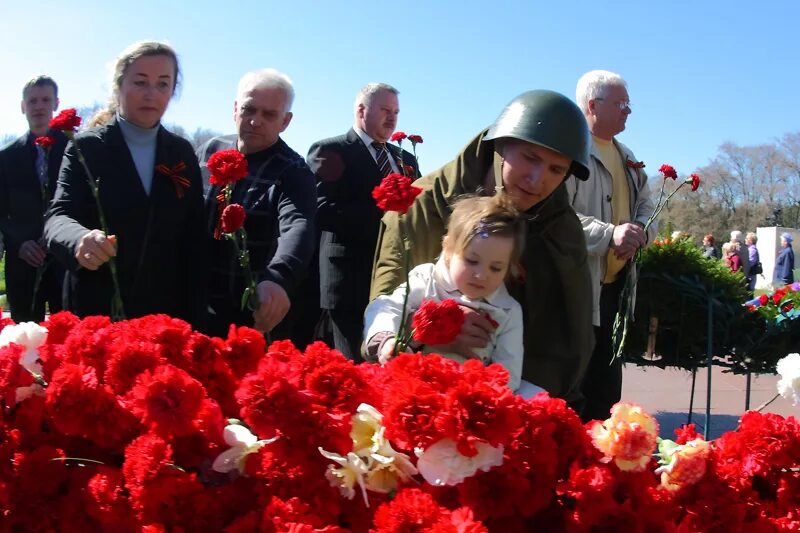 Люди возлагают цветы