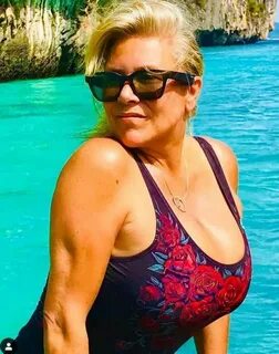 Саманта фокс в купальнике - фото 2023 года.