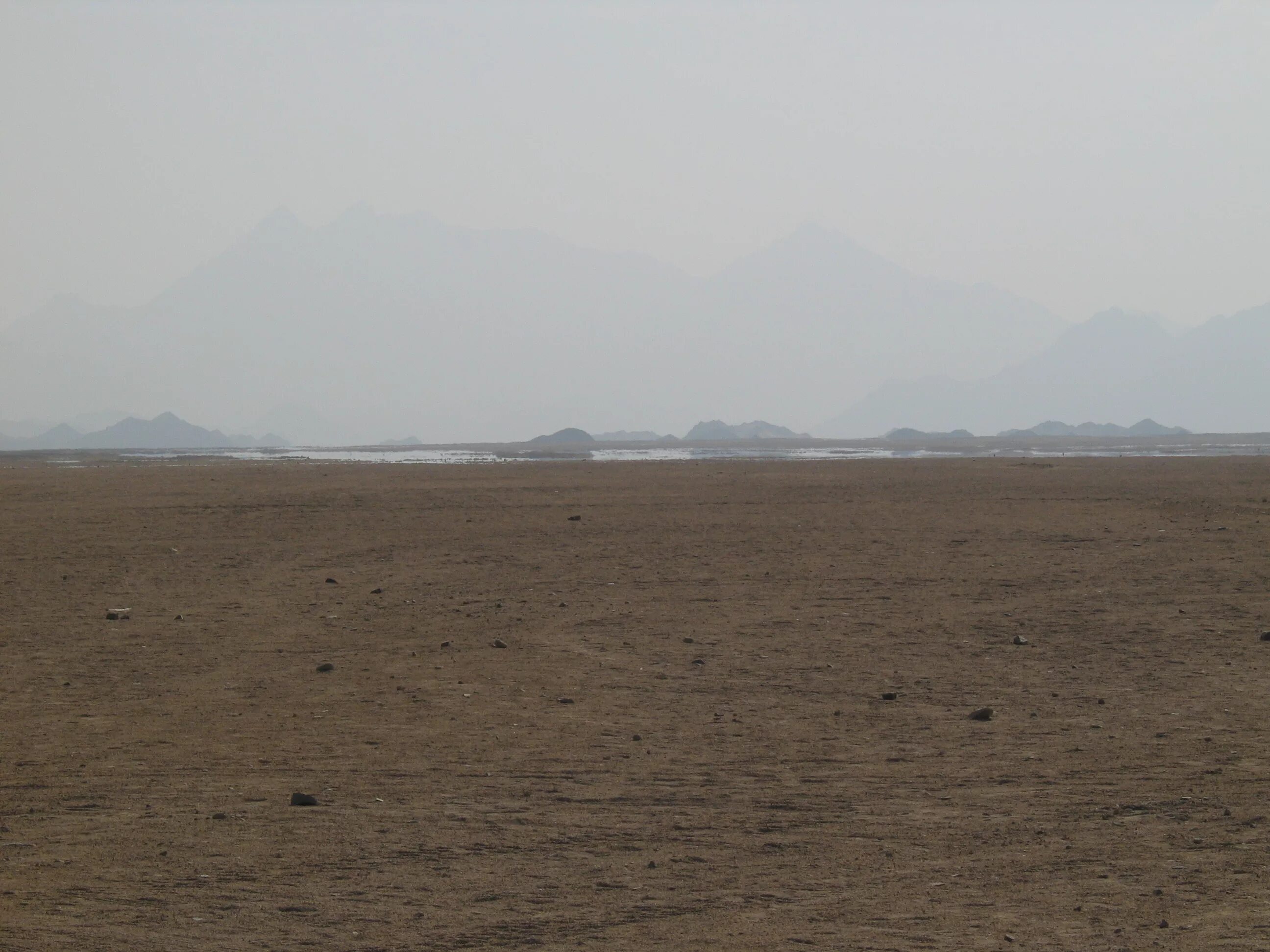 Оптическое явление в пустыне. Пустыня эрг эр рави миражи. мираж явление. мираж явление природы. мираж в пустыне явление.