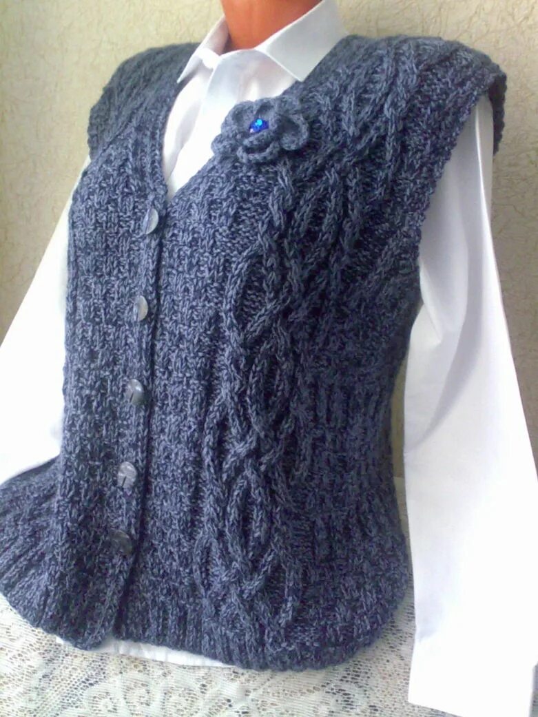 Яндекс вязаные желтые бежевые жилетки и безрукавки. Жилет спицами. Оригинальные вязаные жилеты. Вязаные безрукавки для женщин. Жилет женский спицами.