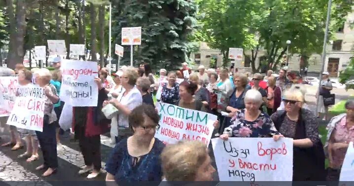 Акция пустых кастрюль. Митинг пустых кастрюль. Молдова протест фермеров. Кишинев протесты. Марш кастрюль.