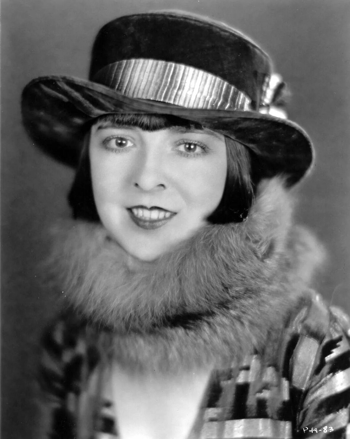 Эдрианн палики тайны смолвиля. Girls generation gee album. Miss moore. Кенья мур 1993. Miss moore.