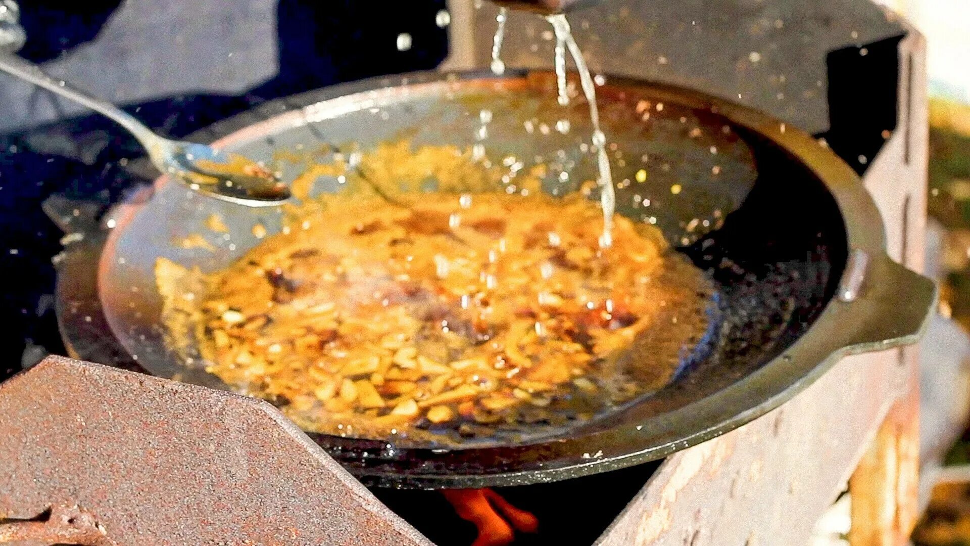 Сколько кипит масло. Кипящее масло. Снеки для кипящего масла. Кипящее масло в жаровне. Снеки для готовки в масле.