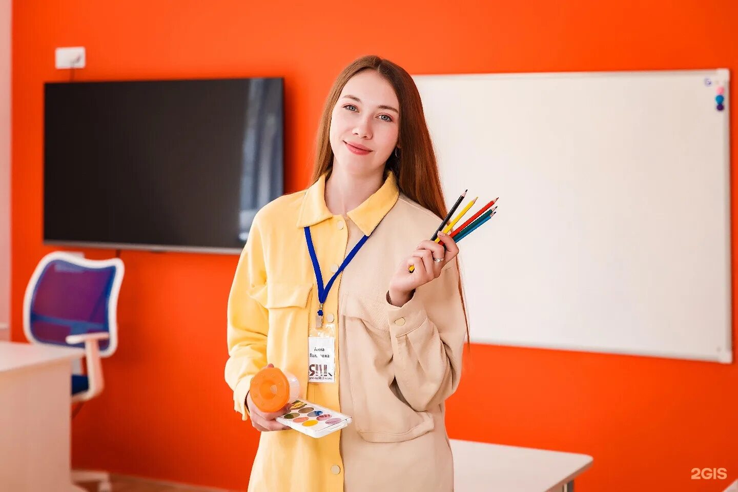 Девушка преподаватель на фон. Я представляю себя учителем. Girl teacher smile. Школа умной мамы