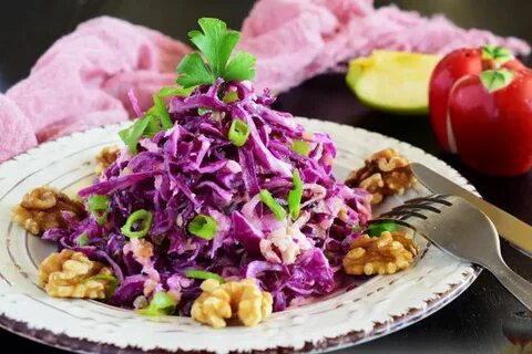 Салат из краснокочанной капусты с яблоком
