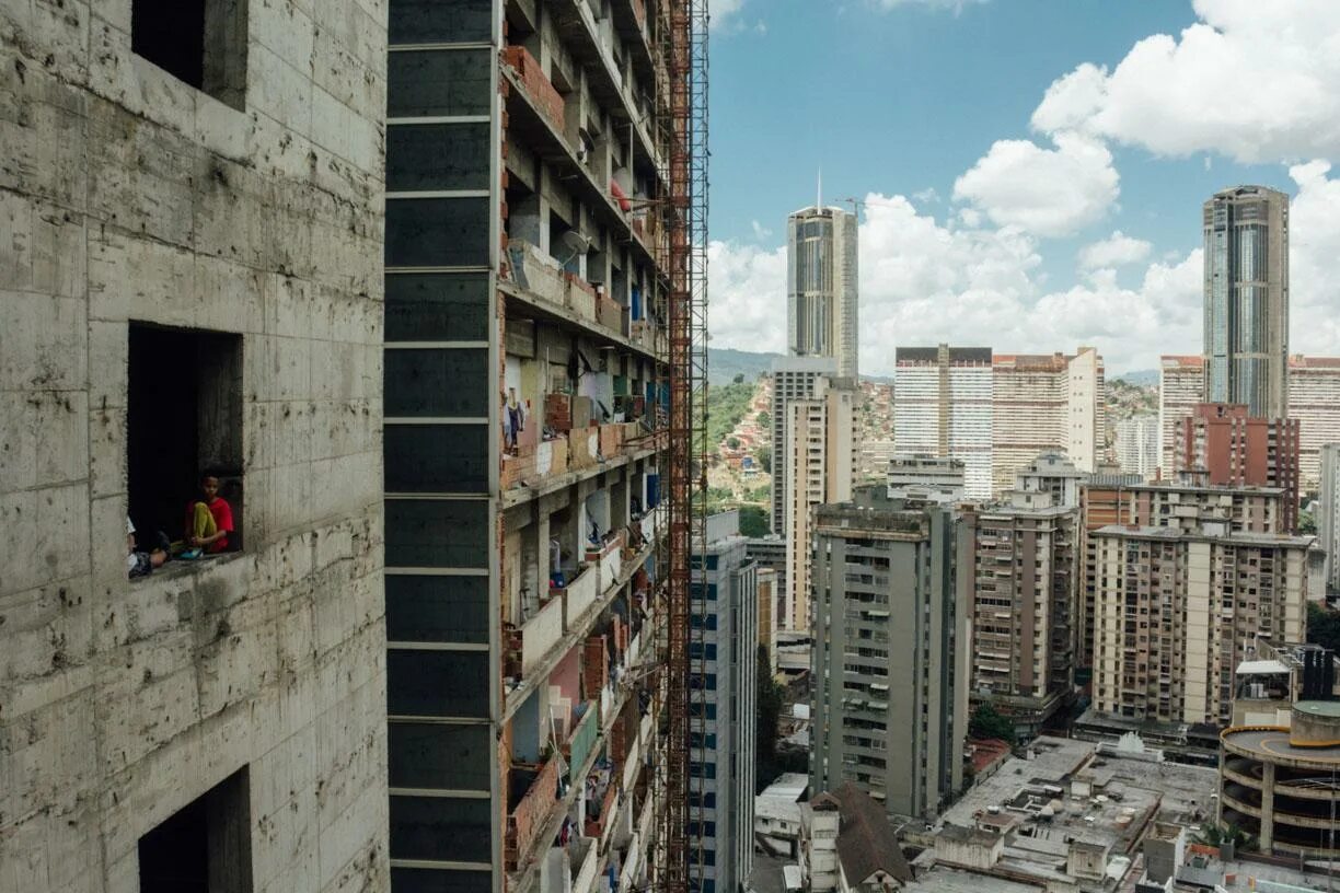Заброшенный небоскреб. Башня Давида Венесуэла. Каракас небоскреб Давида. Башня Давида Каракас 1994. Башня Давида трущобы.