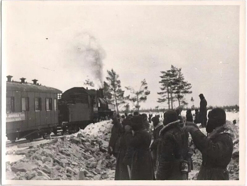 Ленинград железная дорога 1943. Блокадный Ленинград позд. Первый поезд после прорыва блокады Ленинграда. Дорога жизни блокадного Ленинграда железная дорога.