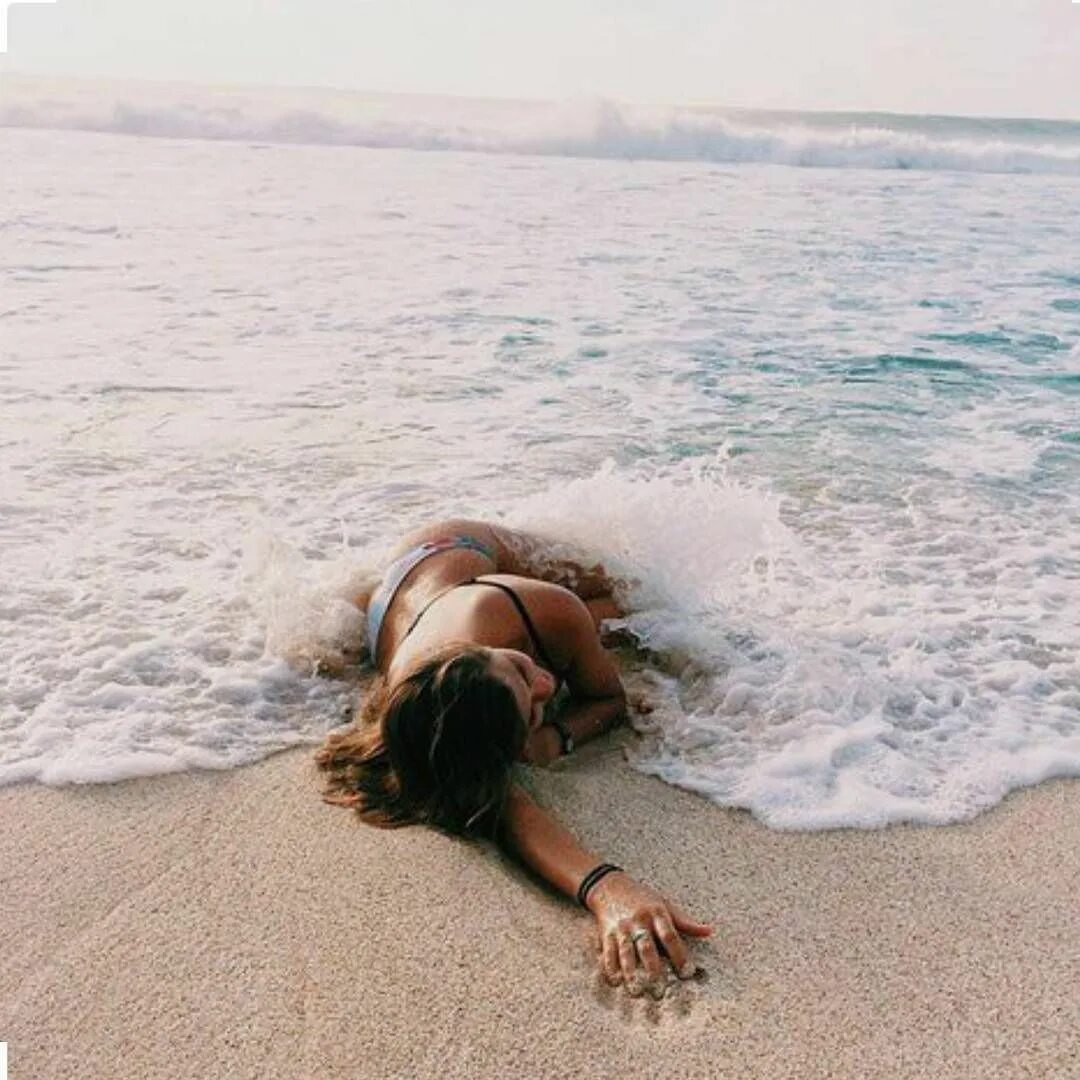 Лето забери туда где море море. Девушка лежит на пляже. Девушка лежит на море. Фотосессия на море. Девушка лежит на песке у моря.