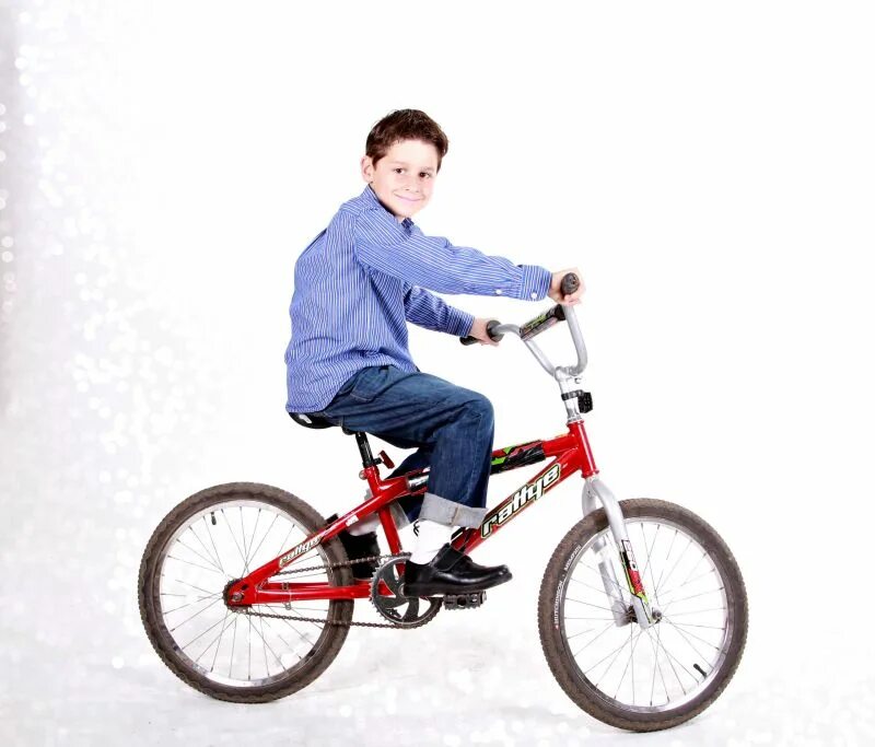 Велосипед для мальчика москва. Подросток на велосипеде. Мальчик на велосипеде. Велосипед школьник. Мальчишки на великах.