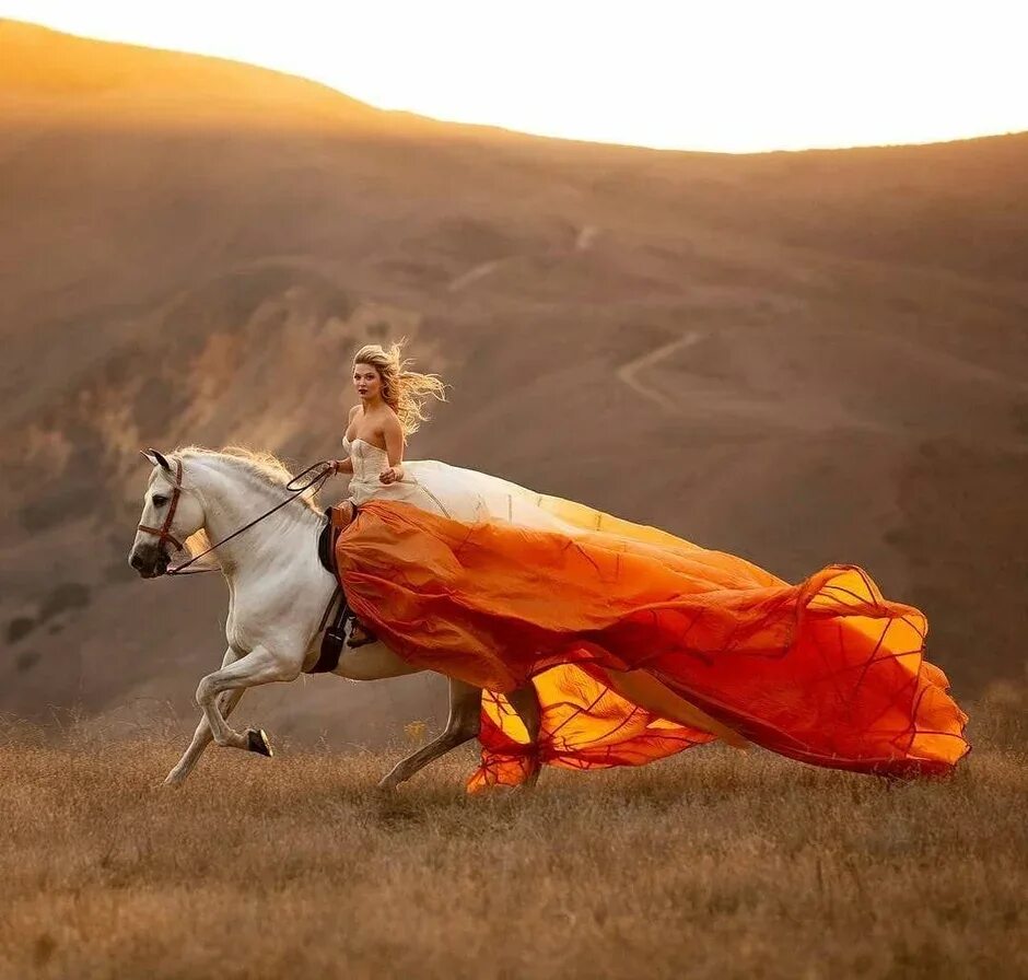 Женщина на лошади. Девушка на коне. Фотосессия на коне. Красивая женщина на лошади.