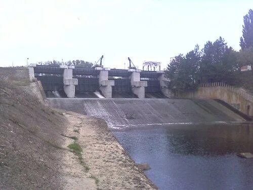 Сброс воды десногорское. Десногорское водохранилище плотина водосброс. Десногорск плотина. Водохранилище Десногорск плотина. Водохранилище Десногорск дамба.