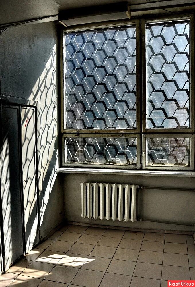 пластиковые окна с решеткой внутри. распашные решетки на окна. решетки на окна изнутри. советские решетки на окнах. раздвижные решетки на окна.