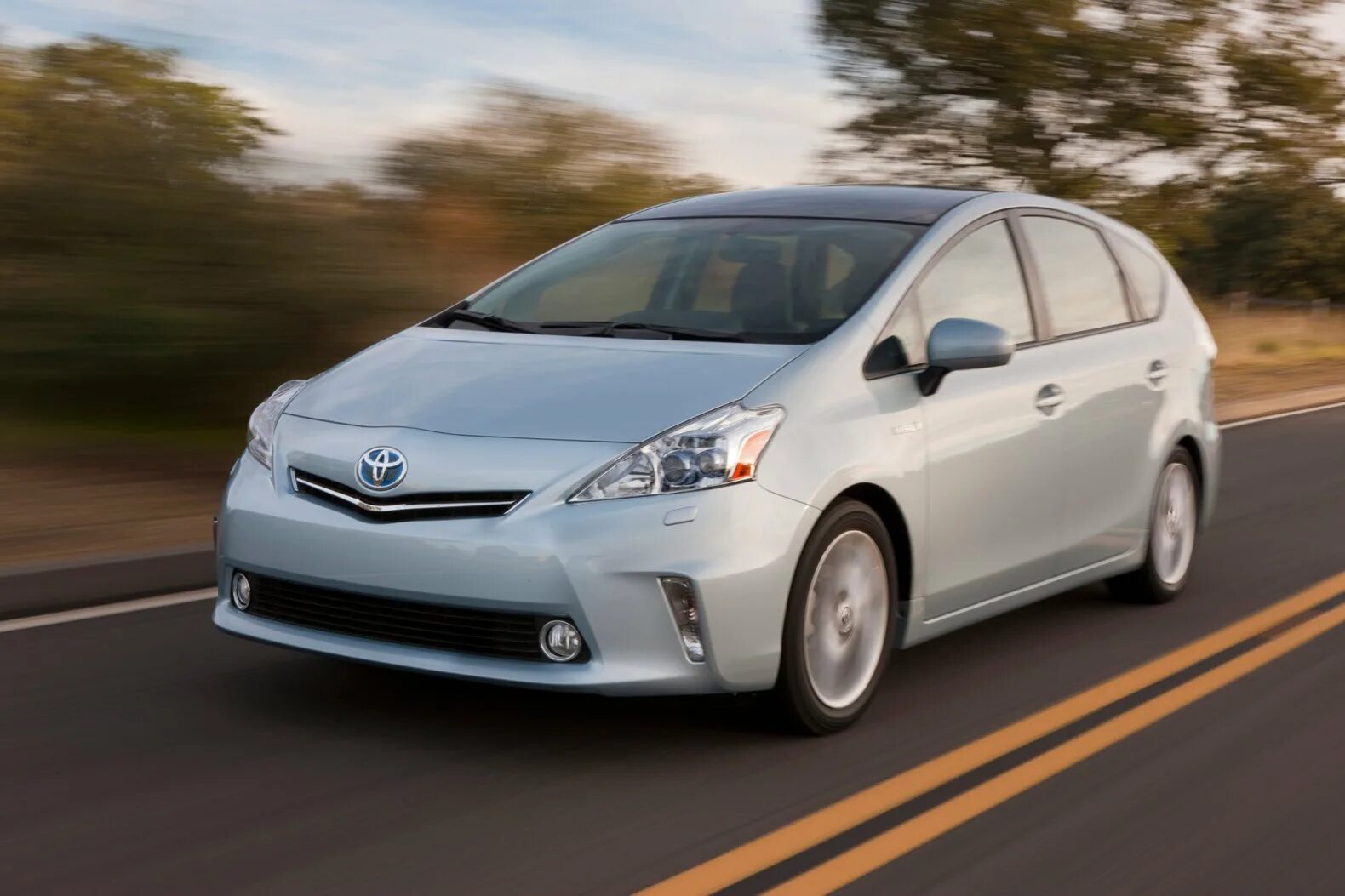 Toyota Prius. Toyota Prius v. Toyota Prius Alpha. Тойота Приус 2011.