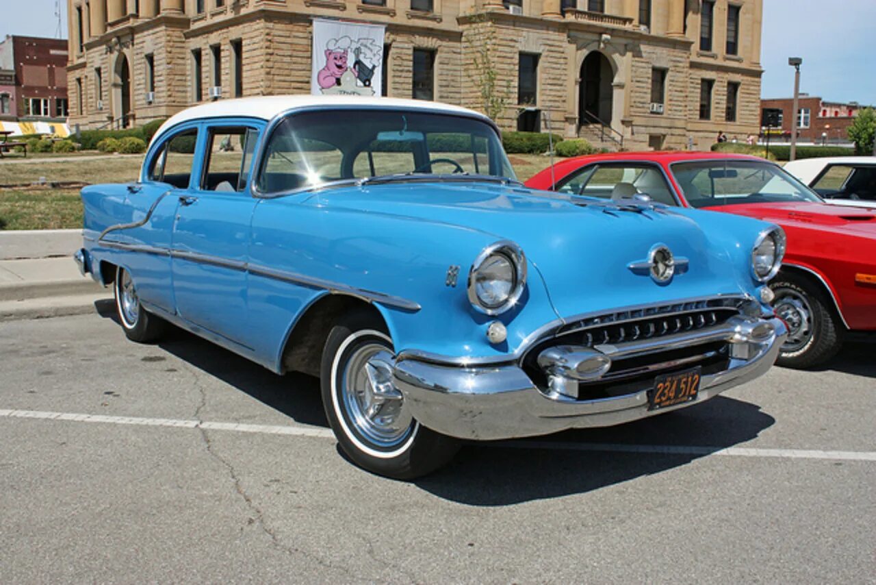 Пятидесяти машинами. Олдсмобиль 50х. Oldsmobile 1955. Олдсмобиль 1955 года. Олдсмобиль 50.