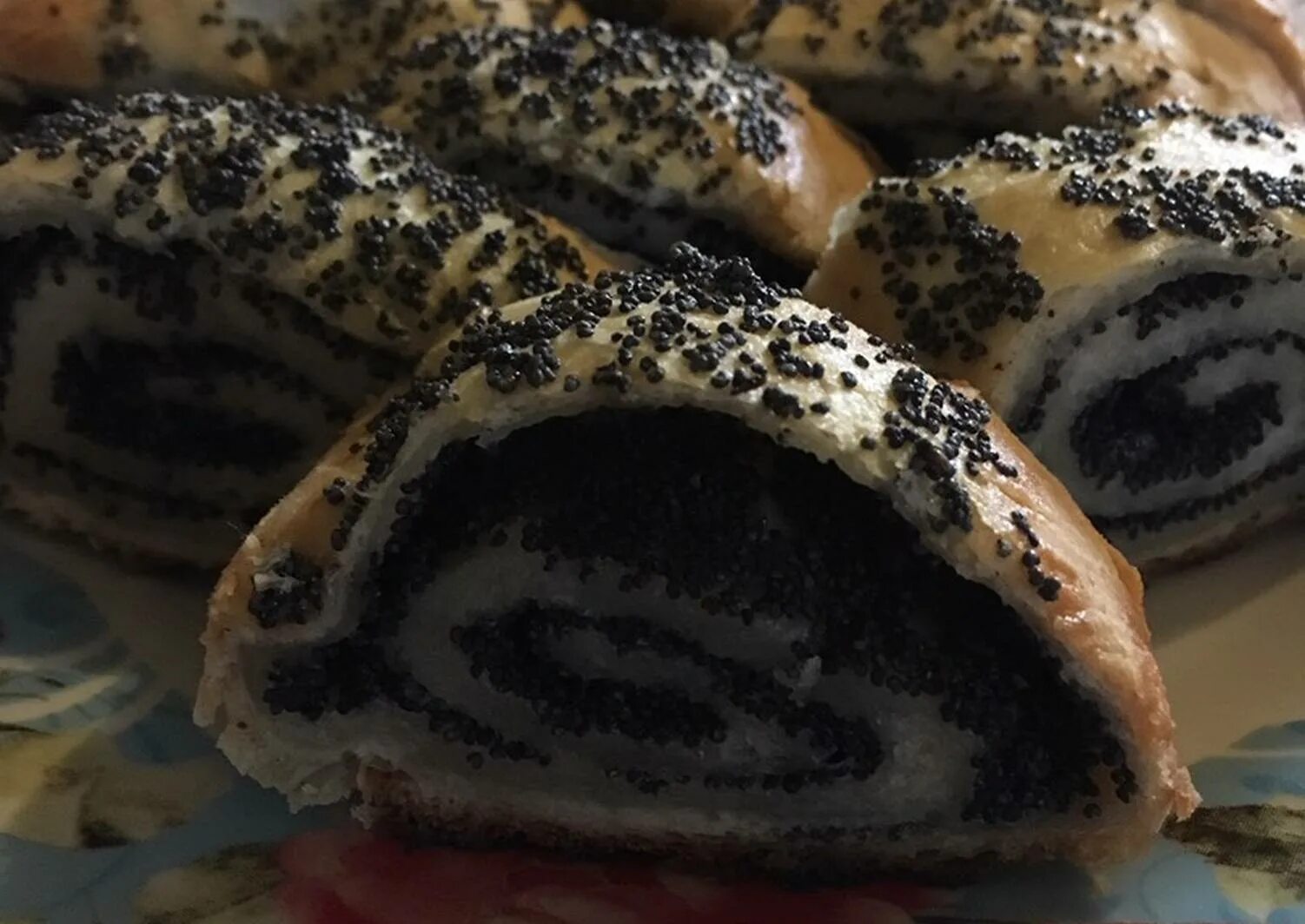 Сдоба рулет с маком. Рулетики слоеные с маком. Рулеты маковые дрожжевые. Рулет с маком от светланы аристовой. Слойка с маком.