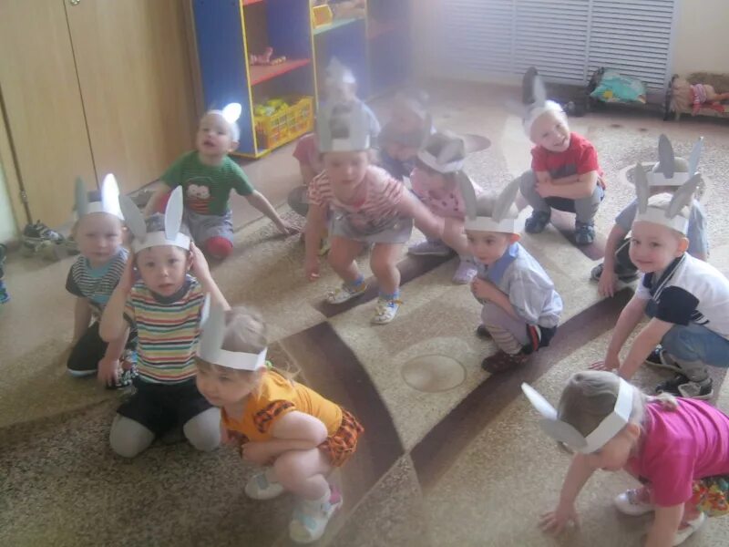 Ребенок играет в зайчика