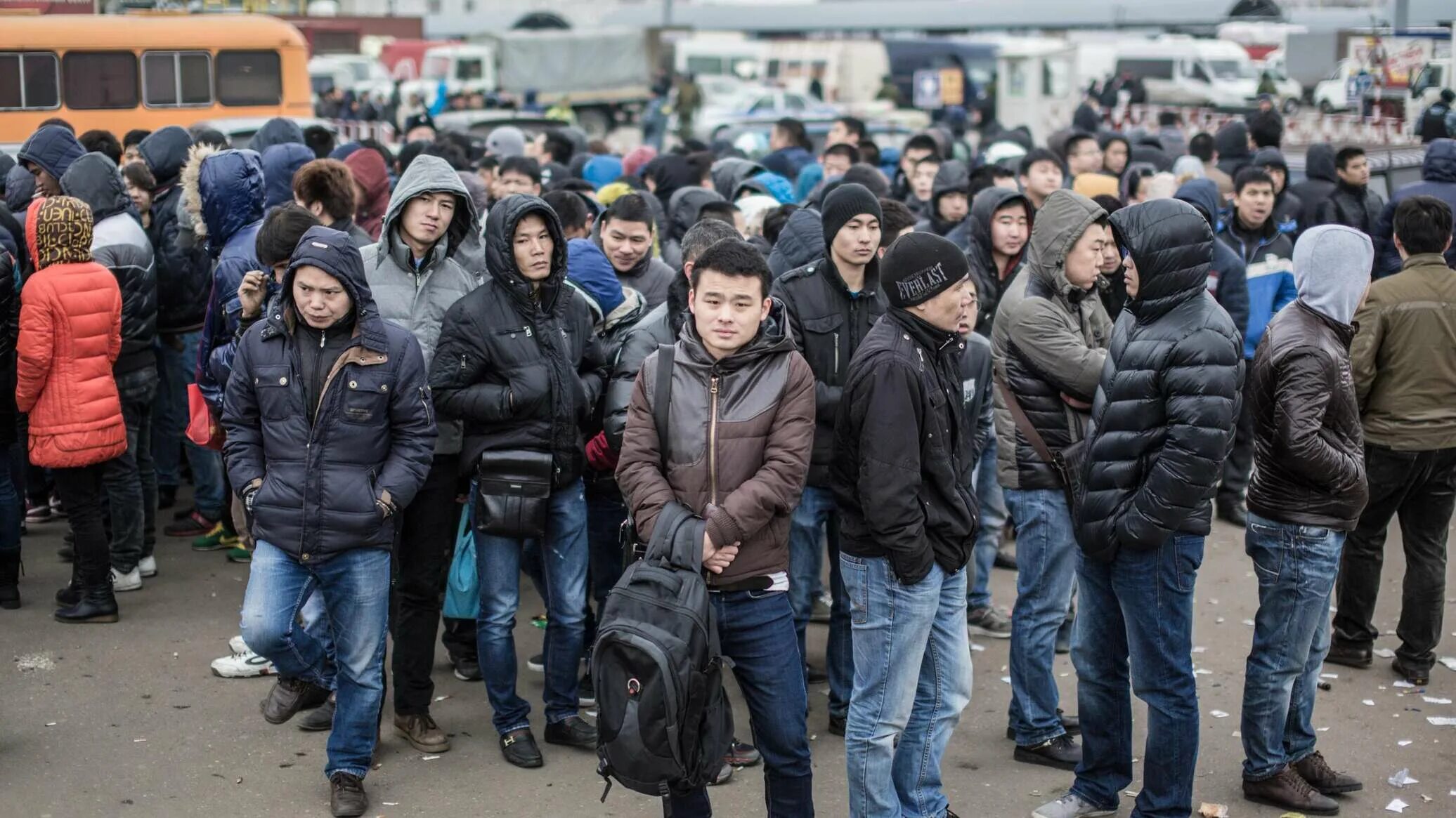 Растет миграция. Трудовая миграция кыргызстанцы в москве. мигранты в россии. толпа мигрантов. мигранты в москве.