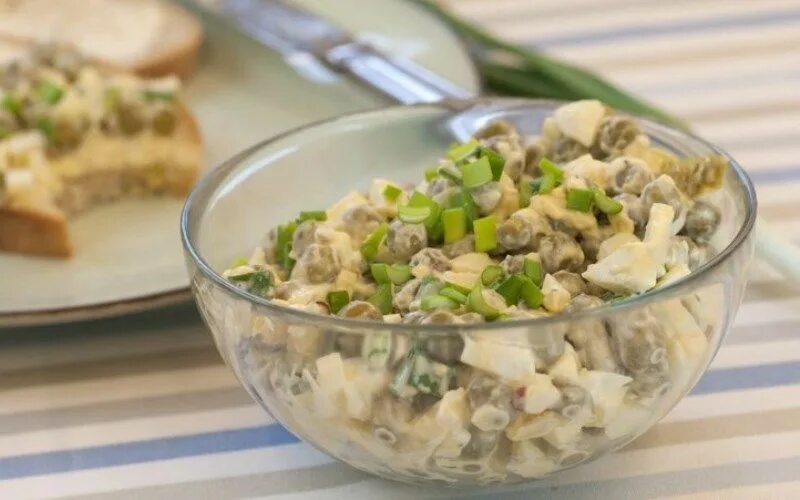 салат из сардины консервированной. салат в горшке. салат с курицей и зеленым горошком. салат сардина горошек. салат с курицей и горошком.