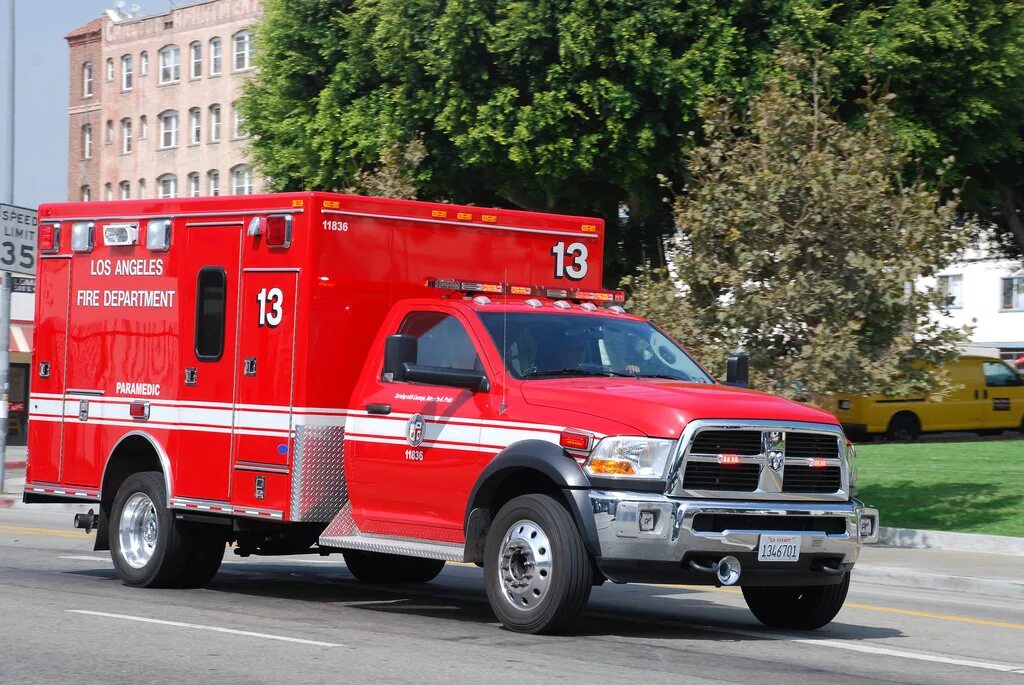 Включи пожарная машина скорая. Dodge Ram 3500 LAFD. Ford e450 LAFD. Dodge Ram Ambulance. LAFD Лос Анджелес автопарк.