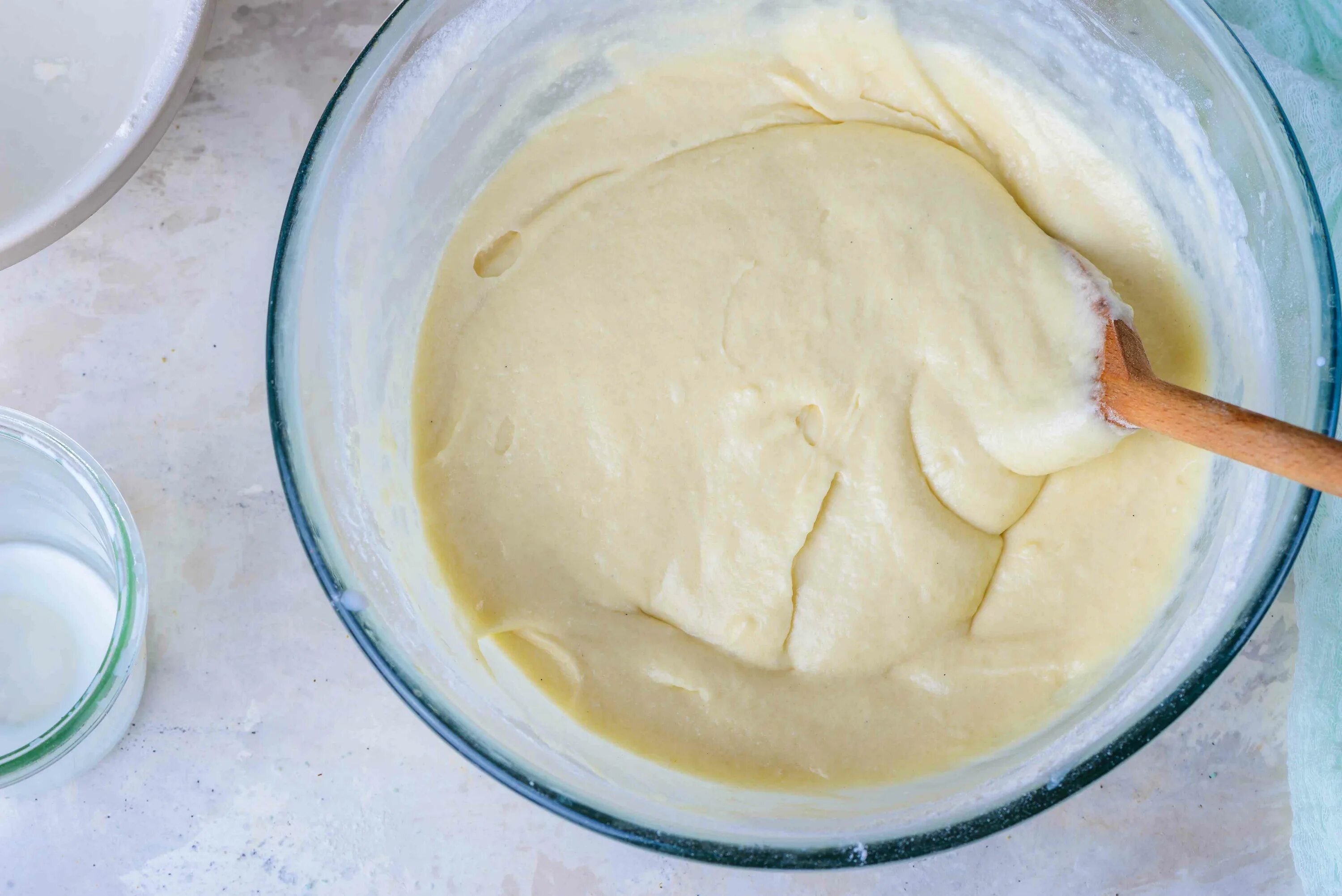 Перемешиваем тесто. Жидкое тесто. В жидком тесте. Жидкое тесто. Жидкое тесто на дрожжах для пирога.