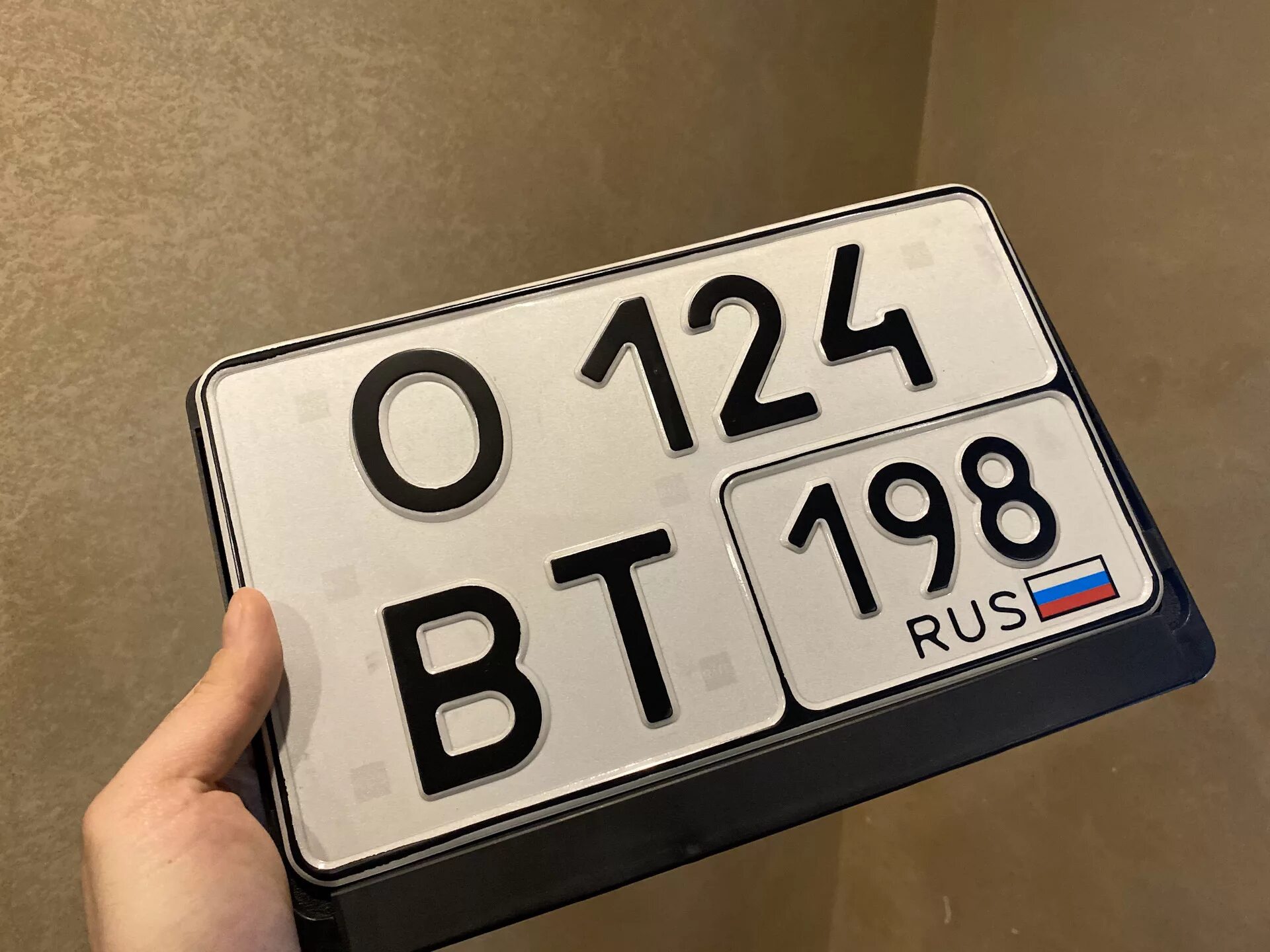 Номер нового формата. Автомобильные номера квадратные. Квадратный номер на авто. Гос рег знак. Квадратные автомобильные номера в России.