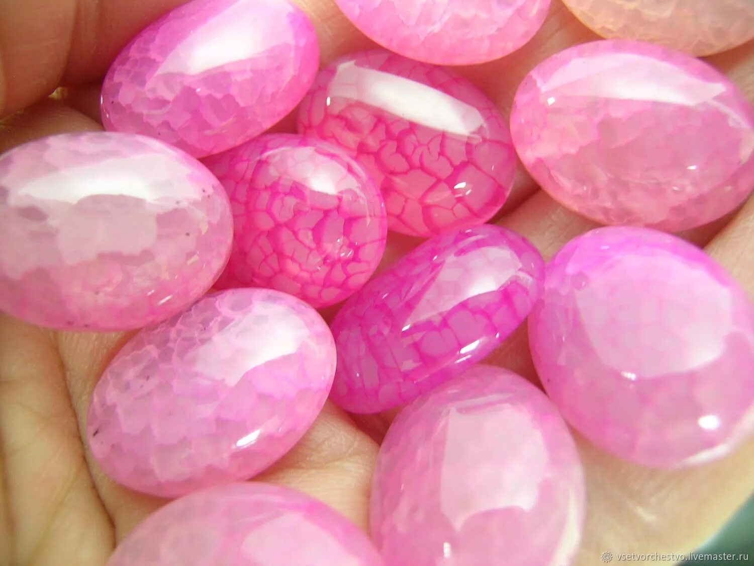 Pink stones. Розовый агат минерал. Розовый агат камень. Агат розовый камень на прозрачном. Ярко розовый камень.