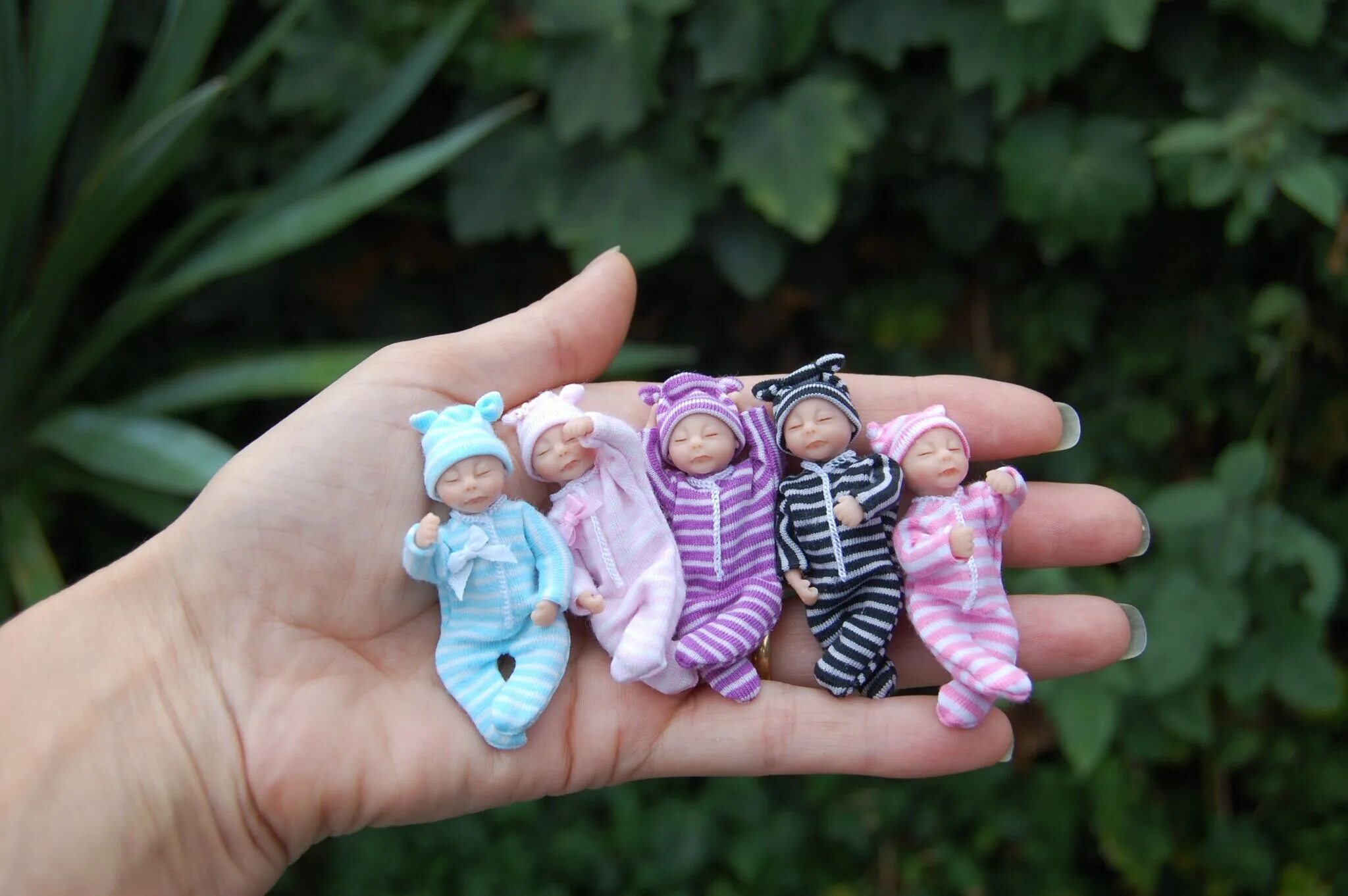 Включи маленьких куколок. Миниатюрные куколки. Маленькие куклы. Миниатюрные куколки из полимерной глины. Одежда для маленьких кукол.