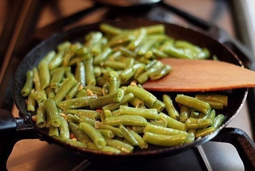 Гарнир из стручковой фасоли с беконом. Зеленая молодая стручковая фасоль. Спаржевая фасоль жареная. Спаржевая фасоль жареная. Зеленая фасоль на сковороде.