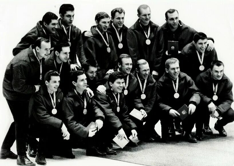 Олимпийские чемпионы 1972. Сборная СССР Инсбрук 1964. Сборная СССР - Олимпийский чемпион 1964. Сборная СССР по хоккею 1964.