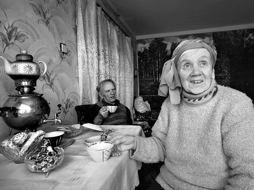 Бабушки советского времени. Чаепитие. Советское чаепитие. Чаепитие у бабушки. Бабушка пьет чай.