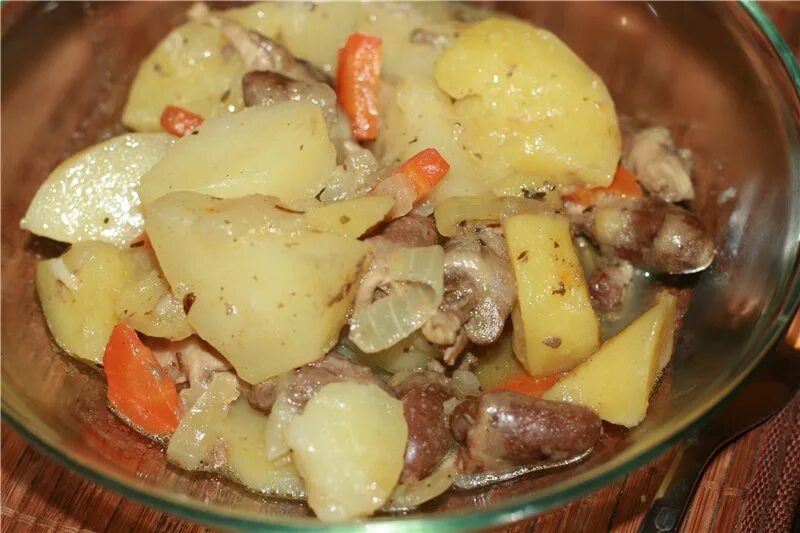 Куриные сердечки с картошкой на сковороде. Картофель тушеный с сердечками. куриные сердечки с картофелем. тушеная картошка с сердечками. куриные сердечки с картошкой.