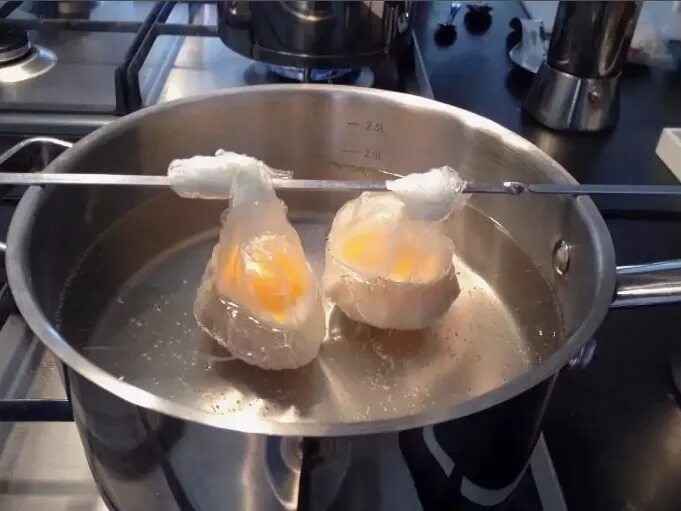 Грудка в кипящую воду. Варка яиц пашот. Яйцо пашот приготовление. Яйцо пашот в кастрюле. Кастрюля для пашот.