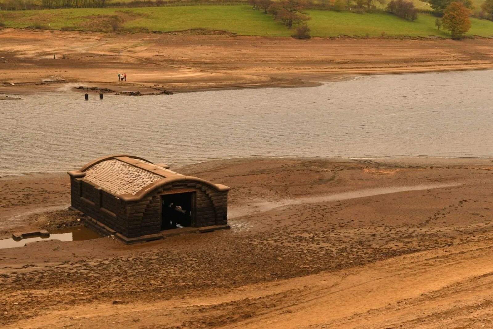 Abandoned village reclamation. Деревня Дервент затопленная. Flood Village Россия. Остаться в живых деревня. Travellers saw an abandoned Village.